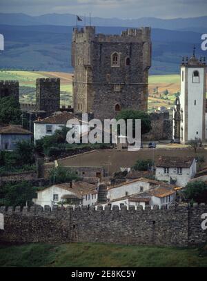 TORREON DEL SIGLO XII JUNTO A IGLESIA DE SANTA MARIA. Lage: CASTILLO. Braganza. PORTUGAL. Stockfoto