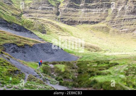 Spaziergänger auf dem Weg in der Nähe der Blue John Mine in Derbyshire, Großbritannien Stockfoto