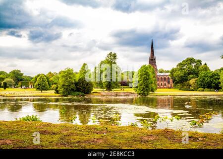 Blick auf die St. Mary's Church von der anderen Seite des Sees im Clumber Park, Nottinghamshire, Großbritannien Stockfoto