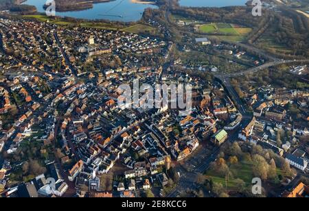 Luftaufnahme der Altstadt und der Altstadt Ring mit der St.-Sixtus-Kirche am Altstadtmarktplatz in Haltern-Stadt in Haltern am See im Ruhrgebiet Stockfoto