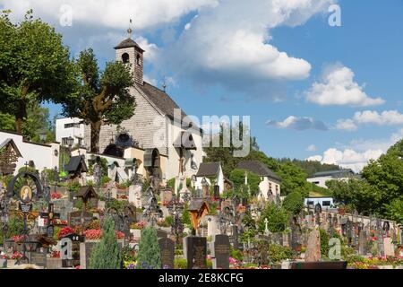 Friedhof in der Nähe der Kapelle in Sankt Wolfgang, Österreich Stockfoto