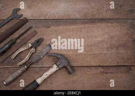 Sammlung von alten Holzbearbeitungshandwerkzeugen auf einer rauen Werkbank aus Holz Mit Kopierbereich Stockfoto
