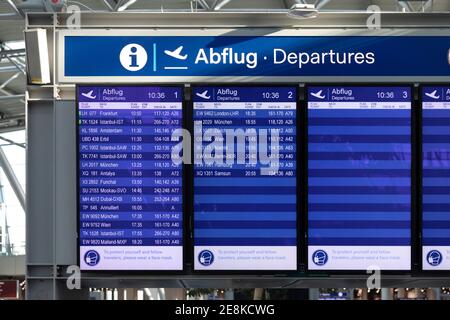 Airport International im Lockdown in der Corona-Krise kaum Reisen und nur wenige Flugverbindungen aufgrund von Reisebeschränkungen Stockfoto