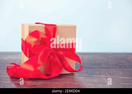 Geschenkbox rote Schleife auf Holztisch. Speicherplatz kopieren Stockfoto