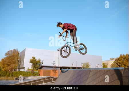 Männliche bmx Biker springt auf Rampe im Skatepark Stockfoto