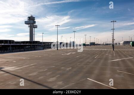 Leere Parkdecks in den Parkhäusern von Airport International Im Lockdown in der Corona-Krise Stockfoto