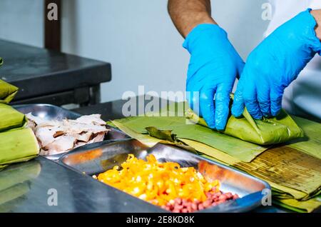 Peruanisches Rezept für die Zubereitung von Tamales mit Bananenblättern und Maismehl Stockfoto