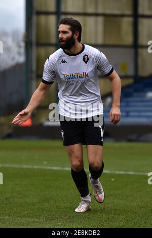 OLDHAM, ENGLAND. 30. JANUAR Aktienactionbild von Jordan Turnbull of Salford City während des Sky Bet League 2-Spiels zwischen Oldham Athletic und Salford City im Boundary Park, Oldham am Samstag, 30. Januar 2021. (Quelle: Eddie Garvey, Mi News) Stockfoto