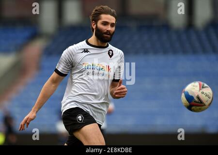 OLDHAM, ENGLAND. 30. JANUAR Aktienactionbild von Jordan Turnbull of Salford City während des Sky Bet League 2-Spiels zwischen Oldham Athletic und Salford City im Boundary Park, Oldham am Samstag, 30. Januar 2021. (Quelle: Eddie Garvey, Mi News) Stockfoto