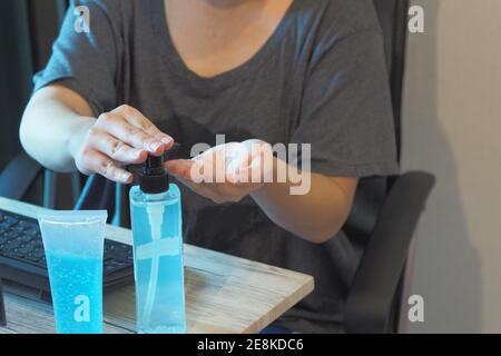 Asian Women Händewaschen mit Alkohol-Gel oder antibakterielle Seife Desinfektionsmittel .Hygiene-Konzept. Verhindern Sie die Ausbreitung von Keimen und Bakterien und zu vermeiden infizieren Stockfoto