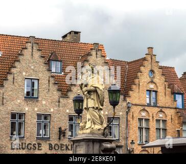 Gotische Gebäude und Sint Johannes Van Nepomuk, der Schutzpatron der Brücken und eine religiöse Wahrzeichen Statue im historischen Zentrum von Brügge Stockfoto