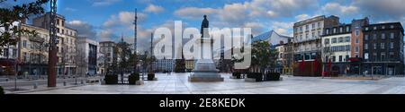 Panoramaaufnahme des Place de Jaude in Clermont-Ferrand, während der Gefangenschaft verlassen. Puy-de-Dome, Frankreich. Stockfoto