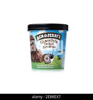 Ben & Jerry's Chocolate Fudge Brownie Ice Cream isoliert auf weißem Hintergrund. Stockfoto