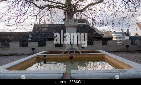 Brunnen mit zwei Becken in der Altstadt Stockfoto