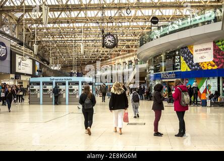 London, England - 6. Mai 2019: Innenansicht der Waterloo Station, seit 1848, zentrale Londoner Endstation, verkehrsreichste Endstation Stockfoto