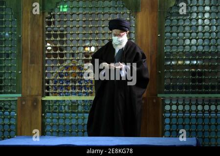 Der iranische Oberste Imam Ayatollah Ali Khamenei betet am Grab im Mausoleum des verstorbenen Gründers der Islamischen Republik, Ayatollah Ruhollah Khomeini, im Süden Teherans, anlässlich des 42. Jahrestages der Rückkehr Khomeinis aus dem Exil. Teheran, Iran, am 31. Januar 2021. Foto von SalamPix/ABACAPRESS.COM Stockfoto