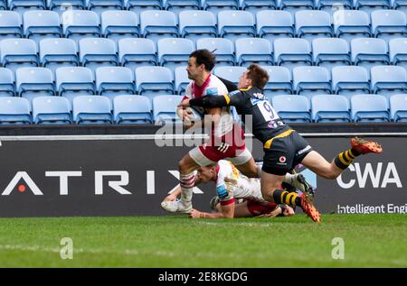 Coventry, Großbritannien. Januar 2021. 31. Januar 2021; Ricoh Arena, Coventry, West Midlands, England; English Premiership Rugby, Wesps versus Harlekins; Danny Care of Harlekins Scoring ein Versuch in der 14. Minute 0-15, wie er von will Porter von Wesps in Angriff genommen wird Kredit: Action Plus Sports Images/Alamy Live News Stockfoto