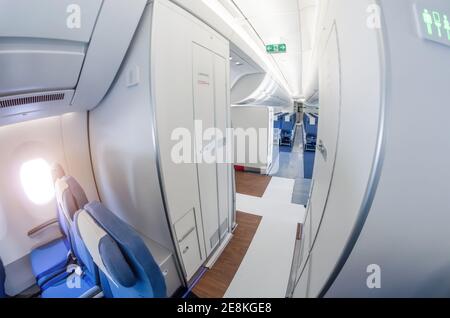 Durchgang auf einem Passagierflugzeug neben der Toilette in Economy-Klasse Stockfoto