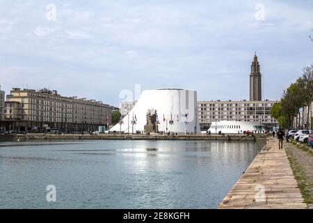 Le Havre, Frankreich : Le Volcan, ein Kulturkomplex mit Konzertsaal und Bibliothek. Le Havre wurde wieder aufgebaut, nachdem es in WOR vollständig zerstört wurde Stockfoto