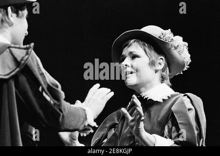 Gordon Reid (Sebastian), Judi Dench (Viola) in TWELFTH NIGHT von Shakespeare in der Royal Shakespeare Company (RSC) im Aldwych Theatre, London 06/08/1970 Design: Christopher Morley Beleuchtung: Brian Harris Regie: John Barton Stockfoto