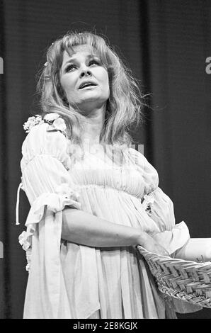 Judi Dench (Perdita) in DER WINTERGESCHICHTE von Shakespeare in der Royal Shakespeare Company (RSC), Aldwych Theatre, London WC2 02/07/1970 Design: Christopher Morley Beleuchtung: John Bradley Regie: Trevor Nunn Stockfoto