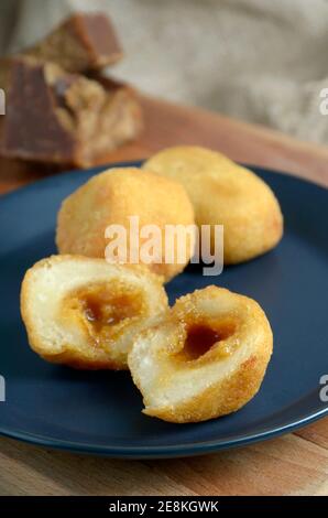 Ähnlich wie bei Combro, Misro Kuchen aus frittiertem Maniok, der andere, es ist mit braunem Zucker gefüllt, diese Art der Küche aus Indonesien Stockfoto