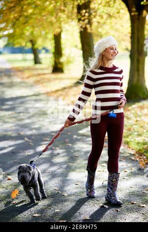 Schöne Frau im Park spazieren Stockfoto