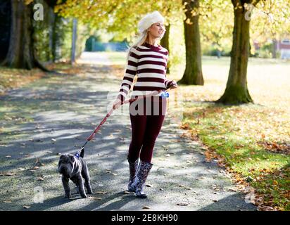 Schöne Frau im Park spazieren Stockfoto