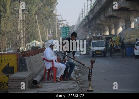 Neu Delhi, Indien. Januar 2021. Bauern während der anhaltenden Proteste der letzten zwei Monate gegen das neue Agrargesetz, das von der Zentralregierung Indiens an der Tikri-Grenze in Delhi eingeführt wurde. (Foto: Ishant Chauhan/Pacific Press) Quelle: Pacific Press Media Production Corp./Alamy Live News Stockfoto