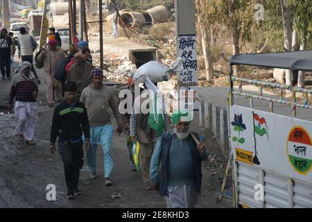 Neu Delhi, Indien. Januar 2021. Bauern während der anhaltenden Proteste der letzten zwei Monate gegen das neue Agrargesetz, das von der Zentralregierung Indiens an der Tikri-Grenze in Delhi eingeführt wurde. (Foto: Ishant Chauhan/Pacific Press) Quelle: Pacific Press Media Production Corp./Alamy Live News Stockfoto