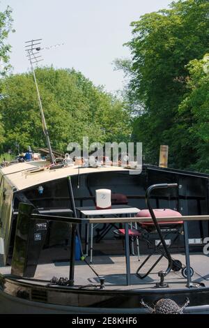 Kanalboot mit Sonnenkollektoren und hoher Fernsehantenne auf dem Dach. Stockfoto