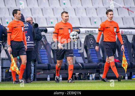 BRÜGGE, BELGIEN - JANUAR 31: Schiedsrichter-Assistent Laurent Conotte, Schiedsrichter Nicolas Laforge, Schiedsrichter-Assistent Romain Devillers während der Pro League MAT Stockfoto