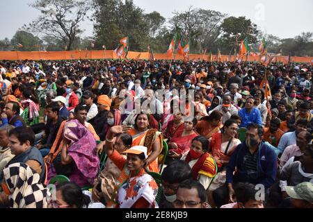 Howrah, Indien. Januar 2021. Bharatiya Janata Party (BJP) hält eine öffentliche Versammlung und ein Masseneinführungsprogramm von verschiedenen rivalisierenden Parteien ab, hauptsächlich 'All India Trinamool Congress' (TMC) in BJP vor der bevorstehenden '2021 West Bengalen Legislative Assembly Election' auf dem Dumurjala Spielplatz in Howrah. (Foto von Biswarup Ganguly/Pacific Press) Quelle: Pacific Press Media Production Corp./Alamy Live News Stockfoto