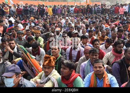 Howrah, Indien. Januar 2021. Bharatiya Janata Party (BJP) hält eine öffentliche Versammlung und ein Masseneinführungsprogramm von verschiedenen rivalisierenden Parteien ab, hauptsächlich 'All India Trinamool Congress' (TMC) in BJP vor der bevorstehenden '2021 West Bengalen Legislative Assembly Election' auf dem Dumurjala Spielplatz in Howrah. (Foto von Biswarup Ganguly/Pacific Press) Quelle: Pacific Press Media Production Corp./Alamy Live News Stockfoto