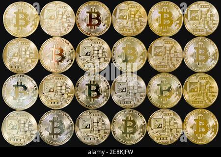 Ein Foto von goldenen Bitcoins mit verschiedenen Reflexionen. Isoliert auf schwarzem Hintergrund Stockfoto