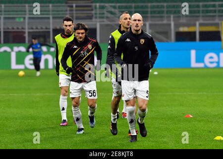 Mailand, Italien. Januar 2021. Luca Caldirola (5) und Perparim Hetemaj (56) von Benevento gesehen während der Aufwärmphase vor der Serie EIN Spiel zwischen Inter Mailand und Benevento bei Giuseppe Meazza in Mailand. (Foto Kredit: Gonzales Foto/Alamy Live News Stockfoto