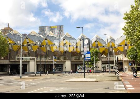 Würfelhäuser oder Kubuswoningen auf Niederländisch sind eine Reihe innovativer Häuser, die vom Architekten Piet Blom entworfen und in Rotterdam, Niederlande, gebaut wurden Stockfoto