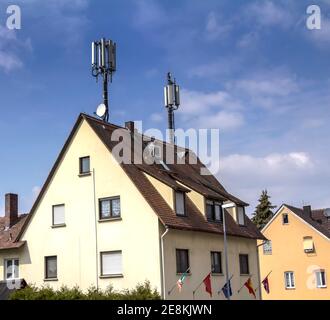 Schwabach, Deutschland, Telekommunikation GSM (5G,4G) Antennen auf dem Dach. Mobilfunkantennen auf dem Dach des Gebäudes. Antennen für Mobiltelefone Stockfoto