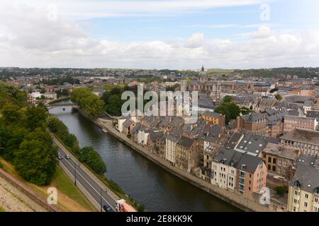 Namur, Belgien. Panoramablick auf den Fluss und die Stadt von oben Stockfoto