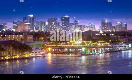 Ein Panoramablick auf Downtown Fort Lauderdale mit dem 15th Street Fisheries Restaurant im Vordergrund. Stockfoto