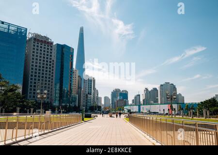 Seoul, Korea - October 6, 2020 : Jamsil Olympic-ro Moderne Stadt mit Hochhäusern Stockfoto