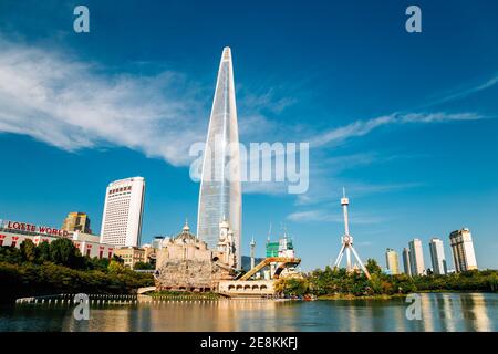 Seoul, Korea - 6. Oktober 2020 : Lotte World Vergnügungspark und Seokchon See Stockfoto
