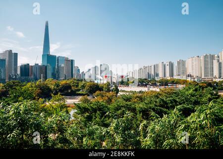 Seoul, Korea - 6. Oktober 2020 : Olympiapark grüner Wald und Seoul Stadtbild Stockfoto