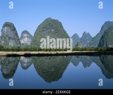 Asien, China, Guanxi, Guilin, der Li-Fluss und Karstlandschaft in der Nähe von yangshou Stockfoto