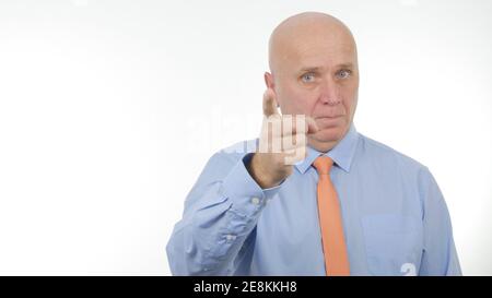 Das Bild mit einem Geschäftsmann zeigt jemanden, der mit dem Finger auf eine Person zeigt. Stockfoto