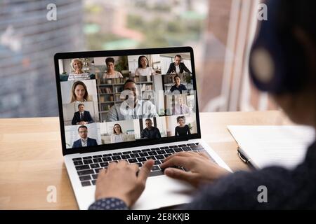 Weiblich im Headset Nehmen Sie an Videokonferenzen mit einem Laptop Teil Stockfoto