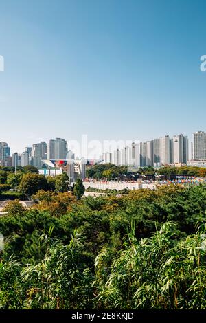 Seoul, Korea - 6. Oktober 2020 : Olympiapark grüner Wald und Seoul Stadtbild Stockfoto