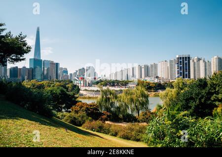 Seoul, Korea - 6. Oktober 2020 : Olympiapark grüner Wald und Seoul Stadtbild Stockfoto