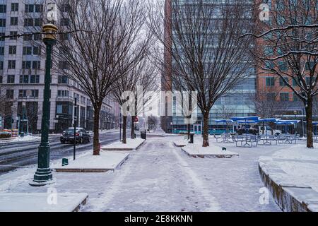Reston, VA, USA -- 31. Januar 2021. Ein Foto mit Blick auf die Market St in Reston bei einem Schneefall. Stockfoto