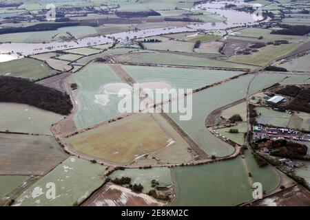 Luftaufnahme des ehemaligen RAF-Stützpunktes in Acaster Malbis bei York, Großbritannien, aufgenommen an einem frostigen Tag im Januar 2021 Stockfoto